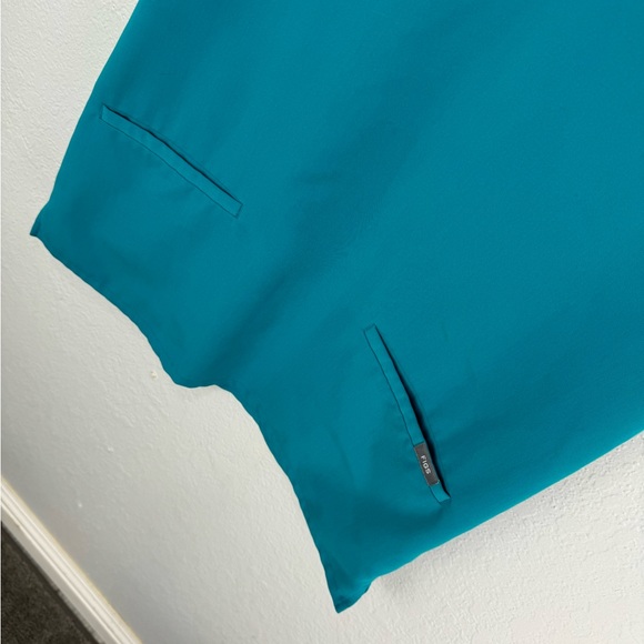 Figs Casma 3 Pocket Teal Scrub Top PO 1773 - Picture 4 of 6